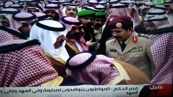 محمد بن سلمان يقبل يد متعب بن عبدالله - فيديو