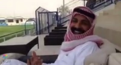 مشجع نصراوي يقتحم ملعب الهلال: فيديو
