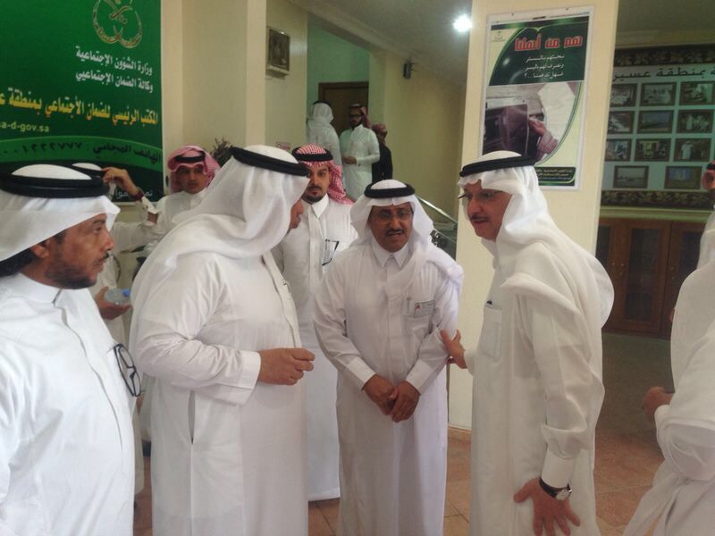 مسرحية ام خماس: عروض عيد سعيدة