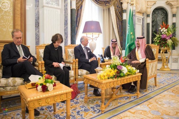 خادم الحرمين يستقبل وزير الخارجية الفرنسي