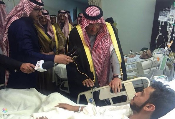 ولي العهد يواسي أسر ضحايا تفجير مسجد الرضا