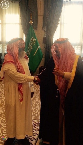 أمير الرياض يستقبل مواطنًا متنازلاً عن قاتل ابنه