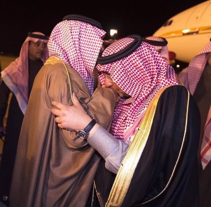 ولي العهد يقبل يد الأمير سعود: صورة مؤثرة
