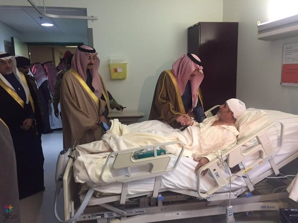 أمير الشرقية يزور مصابي حادث الأحساء الأليم