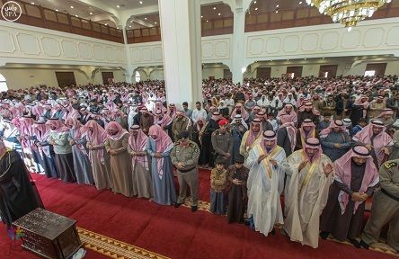 الشهيد الرويلي: أمير الجوف يؤدي صلاة الجنازة