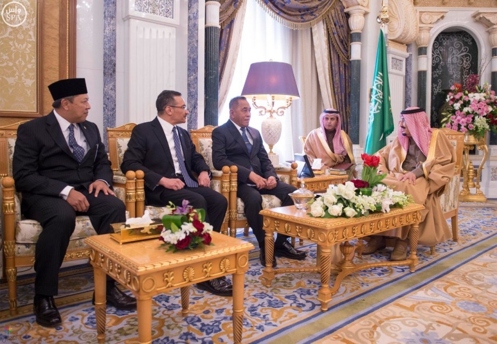 خادم الحرمين يستقبل وزيري الدفاع الإندونيسي والماليزي