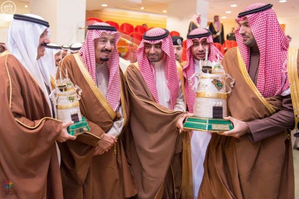 خادم الحرمين يرعى سباق الخيل | 👑