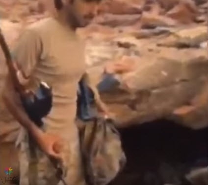 جندي سعودي يقتل حوثيين: فيديو بطولي