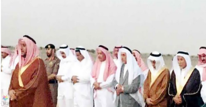 أمير مكة يصلي: موكب يتوقف للصلاة