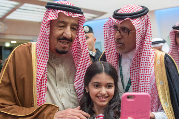 سيلفي الطفلة مع الملك سلمان تبهج تويتر