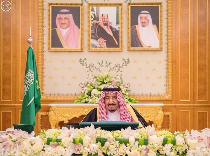 خادم الحرمين يرعى سباق الخيل الكبير