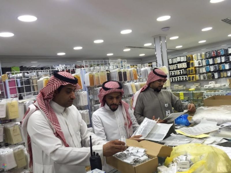 الرياض: كشف محال تخزن ساعات مقلدة