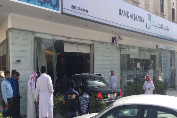 سيارة تقتحم مصرفاً في الرياض: فيديو وصور