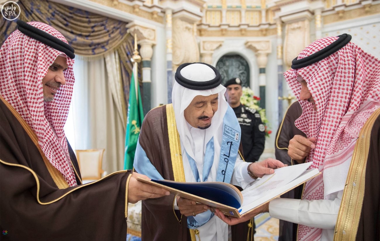 خادم الحرمين يحصل على دكتوراة فخرية