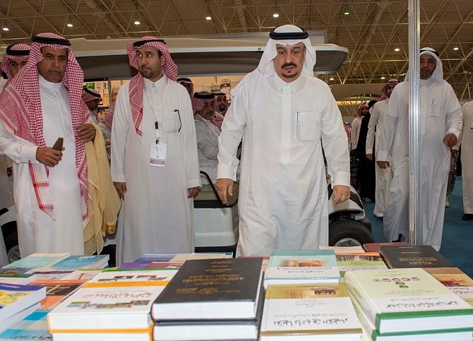 فيصل بن بندر يزور معرض الرياض الدولي للكتاب