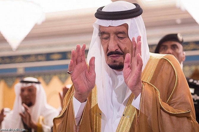 خادم الحرمين يصلي على الأمير بندر بن سعود