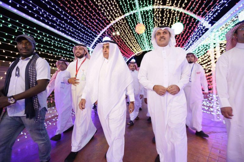 العتيبي يزور مهرجان تراث الشعوب بالجبيل