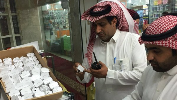 ضبط أجهزة آيفون مقلدة في الرياض