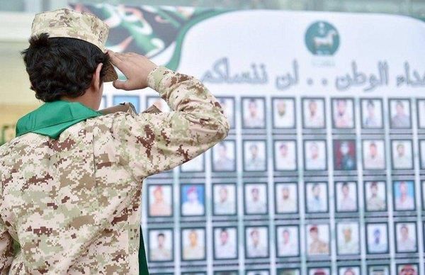 صورة ابن شهيد يؤدي التحية العسكرية