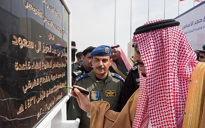 خادم الحرمين يدشن مشروع إنشاء قاعدة الملك سعود الجوية