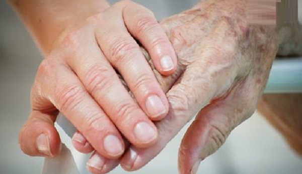 بيع منزل لسداد دين الأب: قصة مؤثرة