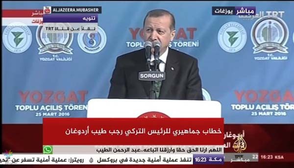 أردوغان يوقف خطابه للاستماع للأذان - فيديو
