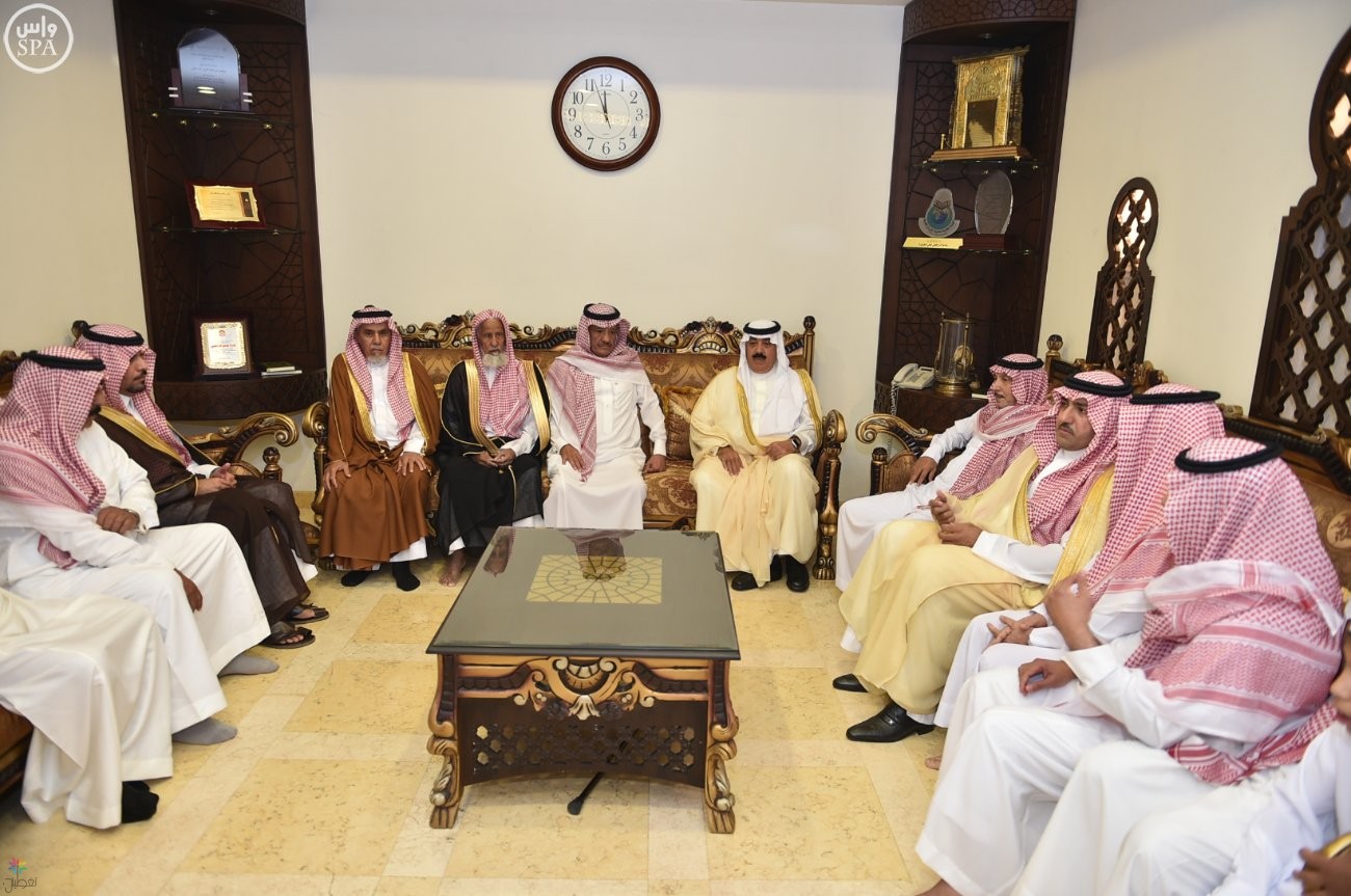 الأمير متعب بن عبدالله يؤدي صلاة الميت