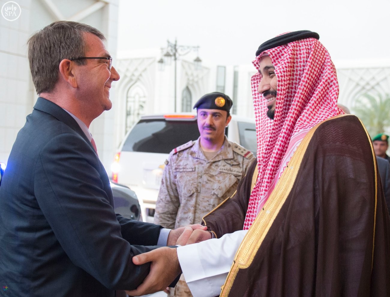 ولي ولي العهد ووزير الدفاع الأمريكي يناقشان المنطقة