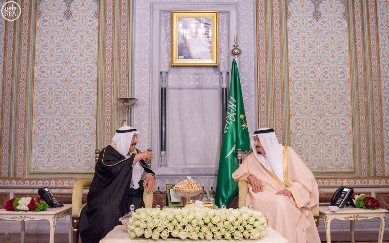 خادم الحرمين يستقبل أمير الكويت في اسطنبول