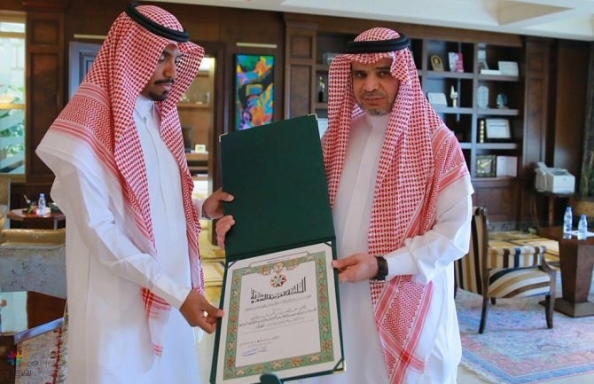 وسام الملك عبدالعزيز للمعلم عبدالعزيز الحربي