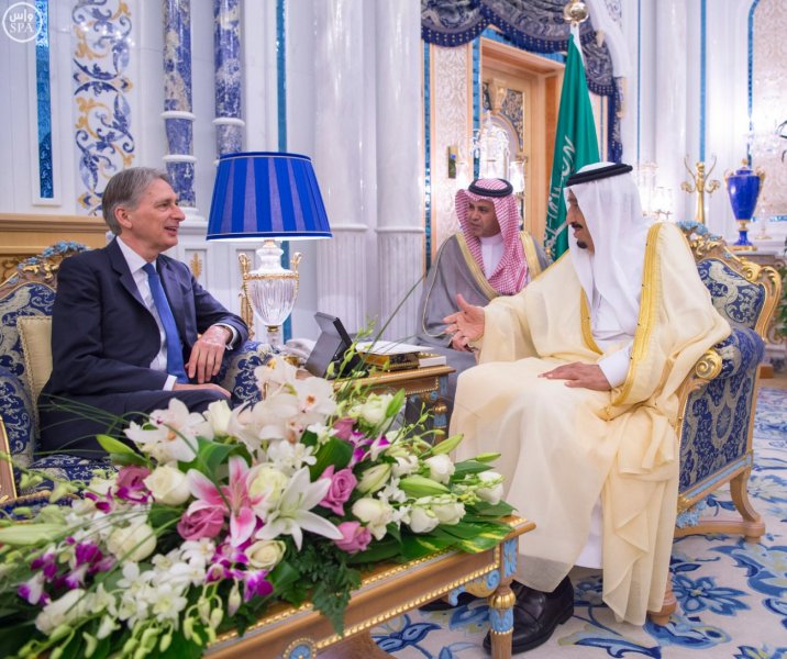 خادم الحرمين يستقبل وزير الخارجية البريطاني