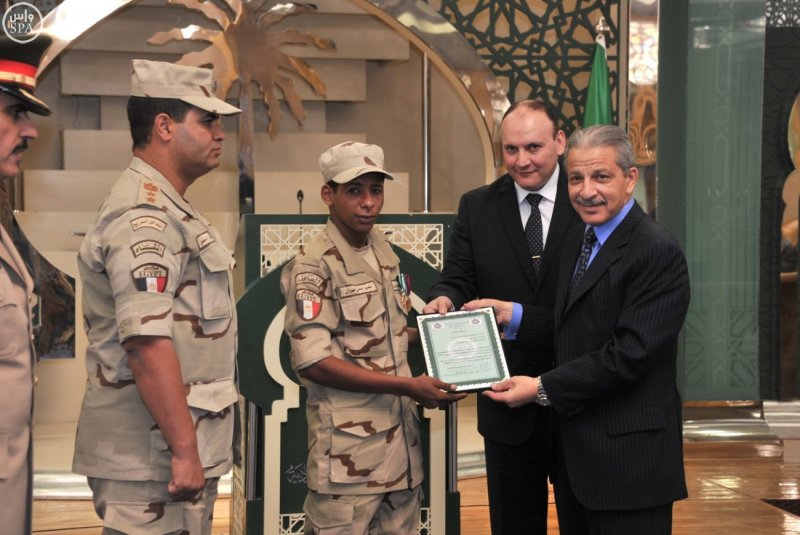 سفير خادم الحرمين في القاهرة يكرم جندياً مصرياً