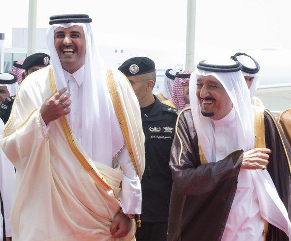 صورة خادم الحرمين وأمير قطر تُثير إعجاب المغردين