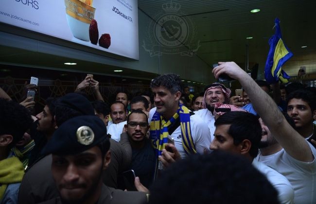 مدرب النصر الجديد يصل الرياض