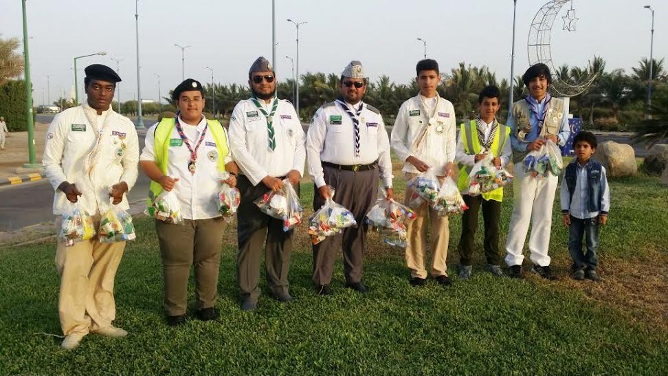 كشافة الهيئة الملكية بينبع توزع وجبات إفطار