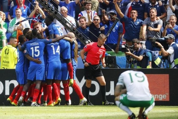 جريزمان يقود فرنسا لدور الثمانية
