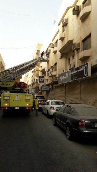 إخلاء عائلة حريق: الدفاع المدني يتدخل