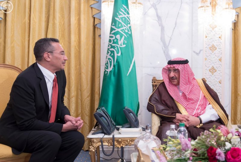 ولي العهد يستقبل وزير الدفاع الماليزي