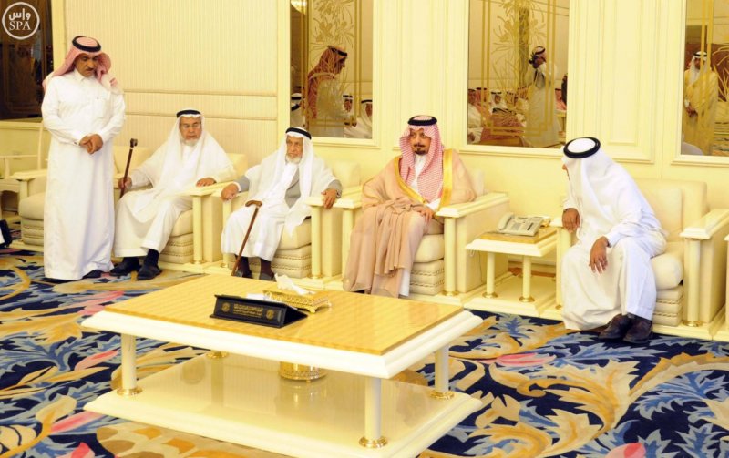 أمير عسير يعزي أسرة آل مشيط - التفاصيل