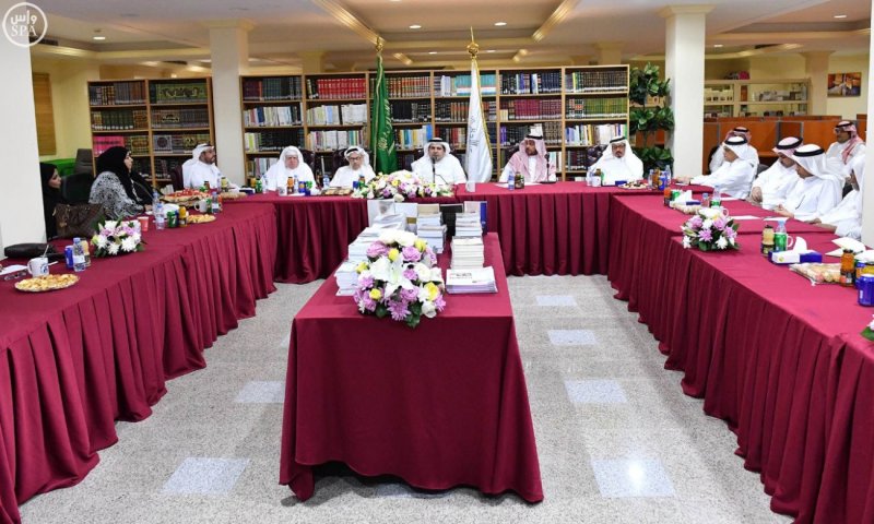 وزير الثقافة والإعلام يلتقي الأدباء في جدة
