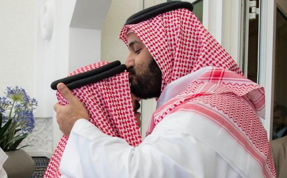 محمد بن سلمان يقبل رأس ملك البحرين: صورة أبوية