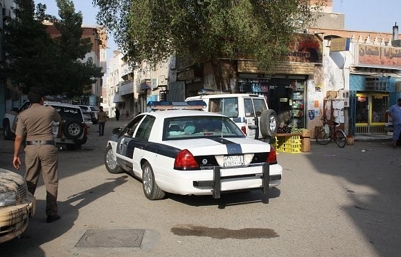 القبض على آسيوي بتهمة سرقة خزنة
