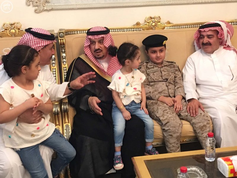 أمير الرياض يقدم التعازي لأسرة الشهيد العنزي