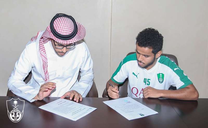 الأهلي يتعاقد مع عبدالفتاح عسيري
