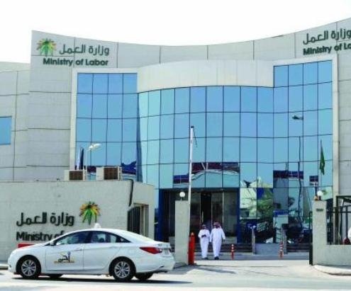 العمل والتنمية: «15» ألف وظيفة متاحة في الصيدليات أمام السعوديين
