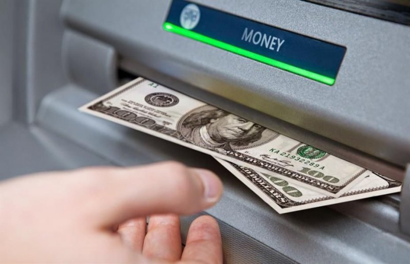 أول صراف آلي للعملات الأجنبية في السعودية