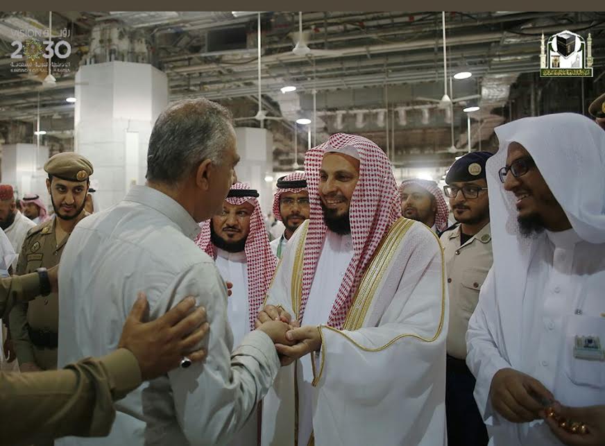 هدايا الحجاج: أئمة ومؤذنو الحرم يكرمون ضيوف الرحمن
