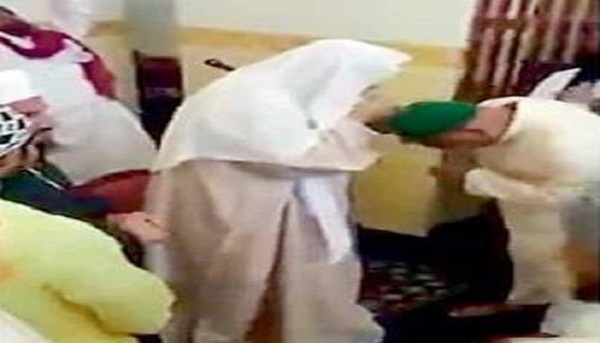 إمام مكة: تحقيق في واقعة تبرك المصلين