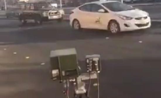 مواطن يرصد وقوف سيارة لـ “ساهر” عكس السير وتسببها في زحام طريق عام بالرياض