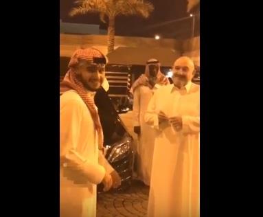 وداع مؤثر: خالد بن طلال يودع ابنه في الحد الجنوبي